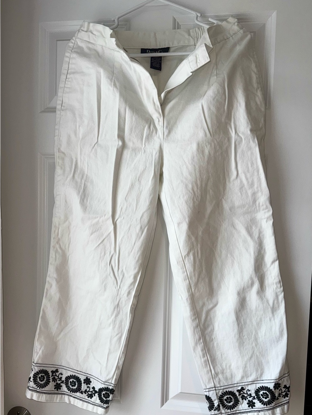 Denim&Co White Capri Pants with Black Floral